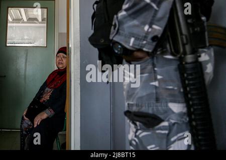 Beyrouth, Liban. 15 mai 2022, Liban, Beyrouth : une femme siège sur une chaise pendant qu'elle attend son tour pour qu'elle vote dans un bureau de vote à Beyrouth lors des élections parlementaires libanaises de 2022. Photo: Marwan Naamani/dpa crédit: dpa Picture Alliance/Alamy Live News Banque D'Images