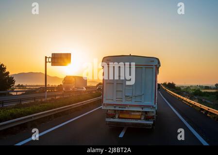 Décharger le camion sur l'autoroute. Banque D'Images