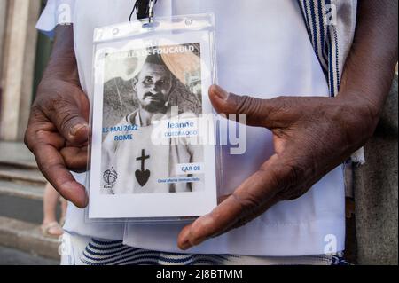 Italie, Rome, 22/05/14. Une française d'origine africaine montre sa passe avec un portrait de Charles de Foucauld à l'occasion de la canonisation de de Foucauld à Saint Louis de l'Église française. Photo de Massimiliano MIGLIORATO / Catholic Press photo Banque D'Images