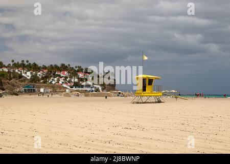 Une station de secouriste jaune vif se trouve sur la plage de sable de Playa de Jandia, dans l'île des Canaries de Feurtaventura, en Espagne. Banque D'Images