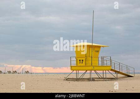 Une station de secouriste jaune vif se trouve sur la plage de sable de Playa de Jandia, dans l'île des Canaries de Feurtaventura, en Espagne. Banque D'Images