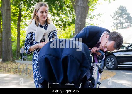 14 mai 2022, Rhénanie-du-Nord-Westphalie, Rhede: Hendrik Wüst (CDU), Ministre Président de la Rhénanie-du-Nord-Westphalie, arrive au bureau de vote avec sa femme Katharina et sa fille Philippa pour voter pour l'élection d'État. L'élection du Parlement de l'État de 18th a lieu dimanche en Rhénanie-du-Nord-Westphalie. Photo: Rolf Vennenbernd/dpa Banque D'Images