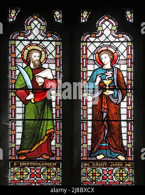 Vitraux de Frederick Preedy représentant St Bartholomew & St John The Evangelist, Fladbury Church, Worcestershire Banque D'Images