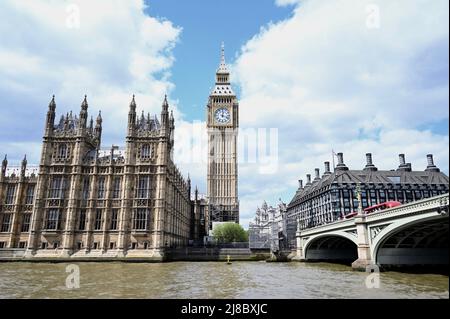 Chambres du Parlement, Big Ben, pont de Westminster vu de la Tamise. Banque D'Images