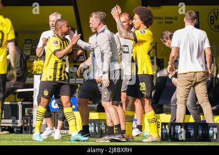 DORTMUND, ALLEMAGNE - 14 MAI : Youssoufa Moukoko de Borussia Dortmund célèbre après avoir marquant son deuxième but pendant le 1. Match de Bundesliga entre Borussia Dortmund et Hertha BSC au signal Iduna Park le 14 mai 2022 à Dortmund, Allemagne (photo de Joris Verwijst/Orange Pictures) Banque D'Images