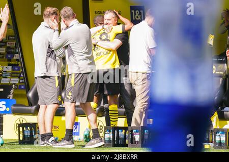 DORTMUND, ALLEMAGNE - MAI 14 : Youssoufa Moukoko de Borussia Dortmund célèbre après avoir marquant son deuxième but avec Michael Zorc pendant le 1. Match de Bundesliga entre Borussia Dortmund et Hertha BSC au signal Iduna Park le 14 mai 2022 à Dortmund, Allemagne (photo de Joris Verwijst/Orange Pictures) Banque D'Images