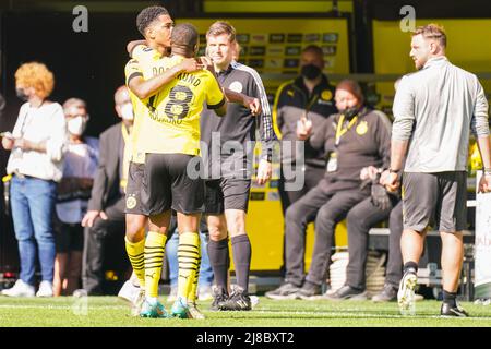 DORTMUND, ALLEMAGNE - 14 MAI : Youssoufa Moukoko de Borussia Dortmund célèbre après avoir marquant son deuxième but avec Jude Bellingham de Borussia Dortmund pendant le 1. Match de Bundesliga entre Borussia Dortmund et Hertha BSC au signal Iduna Park le 14 mai 2022 à Dortmund, Allemagne (photo de Joris Verwijst/Orange Pictures) Banque D'Images