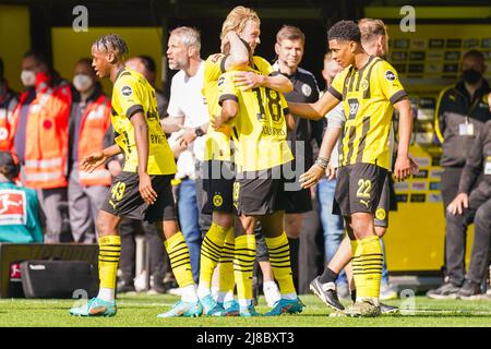 DORTMUND, ALLEMAGNE - 14 MAI : Youssoufa Moukoko de Borussia Dortmund célèbre après avoir marquant son deuxième but pendant le 1. Match de Bundesliga entre Borussia Dortmund et Hertha BSC au signal Iduna Park le 14 mai 2022 à Dortmund, Allemagne (photo de Joris Verwijst/Orange Pictures) Banque D'Images
