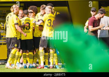 DORTMUND, ALLEMAGNE - 14 MAI : Youssoufa Moukoko de Borussia Dortmund célèbre après avoir marquant son deuxième but pendant le 1. Match de Bundesliga entre Borussia Dortmund et Hertha BSC au signal Iduna Park le 14 mai 2022 à Dortmund, Allemagne (photo de Joris Verwijst/Orange Pictures) Banque D'Images
