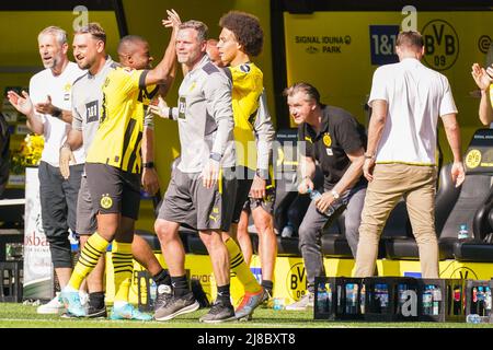 DORTMUND, ALLEMAGNE - 14 MAI : Youssoufa Moukoko de Borussia Dortmund célèbre après avoir marquant son deuxième but pendant le 1. Match de Bundesliga entre Borussia Dortmund et Hertha BSC au signal Iduna Park le 14 mai 2022 à Dortmund, Allemagne (photo de Joris Verwijst/Orange Pictures) Banque D'Images