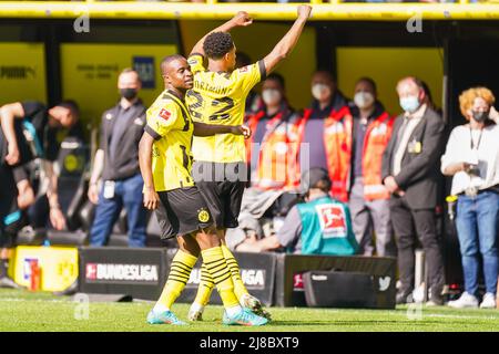 DORTMUND, ALLEMAGNE - 14 MAI : Youssoufa Moukoko de Borussia Dortmund célèbre après avoir marquant son deuxième but avec Jude Bellingham de Borussia Dortmund pendant le 1. Match de Bundesliga entre Borussia Dortmund et Hertha BSC au signal Iduna Park le 14 mai 2022 à Dortmund, Allemagne (photo de Joris Verwijst/Orange Pictures) Banque D'Images