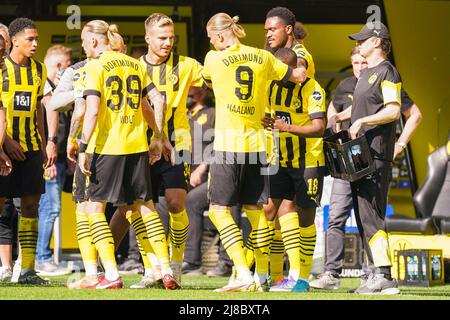 DORTMUND, ALLEMAGNE - 14 MAI : Youssoufa Moukoko de Borussia Dortmund célèbre après avoir marquant son deuxième but pendant le 1. Match de Bundesliga entre Borussia Dortmund et Hertha BSC au signal Iduna Park le 14 mai 2022 à Dortmund, Allemagne (photo de Joris Verwijst/Orange Pictures) Banque D'Images