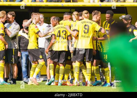 DORTMUND, ALLEMAGNE - 14 MAI : Youssoufa Moukoko de Borussia Dortmund célèbre après avoir marquant son deuxième but pendant le 1. Match de Bundesliga entre Borussia Dortmund et Hertha BSC au signal Iduna Park le 14 mai 2022 à Dortmund, Allemagne (photo de Joris Verwijst/Orange Pictures) Banque D'Images