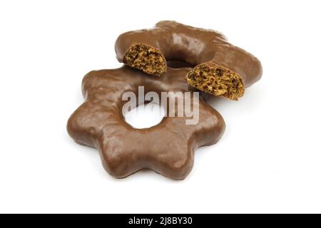 Biscuits en forme d'étoile de pain d'épice recouverts de chocolat isolé sur fond blanc Banque D'Images