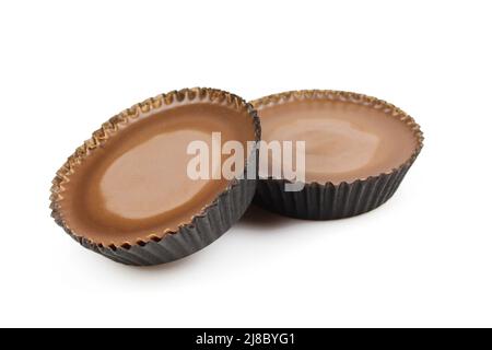 Deux petits desserts au chocolat à l'aspect d'un cupcake isolés sur fond blanc Banque D'Images