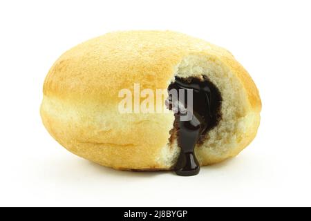 Un donut Berliner farci de crème au chocolat isolé sur fond blanc Banque D'Images