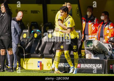DORTMUND, ALLEMAGNE - MAI 14 : Erling Haaland de Borussia Dortmund et Reinier de Borussia Dortmund pendant le 1. Match de Bundesliga entre Borussia Dortmund et Hertha BSC au signal Iduna Park le 14 mai 2022 à Dortmund, Allemagne (photo de Joris Verwijst/Orange Pictures) Banque D'Images