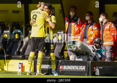 DORTMUND, ALLEMAGNE - MAI 14 : Erling Haaland de Borussia Dortmund et Reinier de Borussia Dortmund pendant le 1. Match de Bundesliga entre Borussia Dortmund et Hertha BSC au signal Iduna Park le 14 mai 2022 à Dortmund, Allemagne (photo de Joris Verwijst/Orange Pictures) Banque D'Images