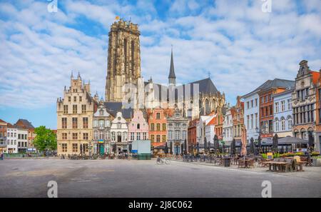 Mechelen, Belgique. Vue sur les anciens bâtiments de la place Grote Markt Banque D'Images