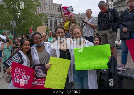 Les participants tenant des pancartes se rassemblent à Foley Square devant les palais de justice de Lower Manhattan lors du rassemblement « interdictions de nos corps » du Planned Parenthood et traversent le pont de Brooklyn jusqu'à Foley Square dans Lower Manhattan à New York. Les partisans du droit à l'avortement organisent des rassemblements à travers le pays exhortant les législateurs à codifier le droit à l'avortement après qu'une fuite de la Cour suprême a révélé une décision potentielle d'annuler le précédent établi par le site historique Roe c. Wade. Banque D'Images