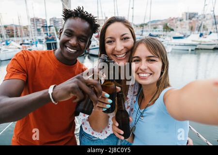 Souriant, les jeunes du millénaire prennent le portrait du selfie avec leur téléphone portable Banque D'Images