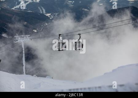 Slovaquie, Jasna - 3 février 2022 : espace de copie de la station de ski de la cabine de télésiège Banque D'Images