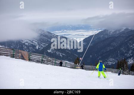 Slovaquie, Jasna - 4 février 2022 : les skieurs qui mangent au sommet de la pente Banque D'Images