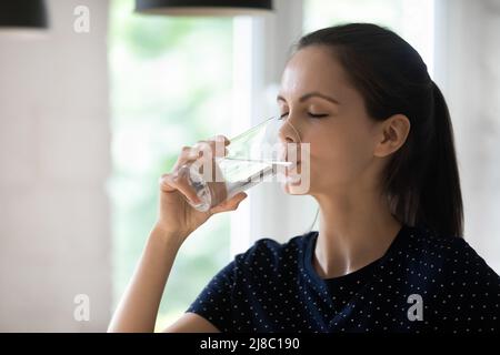 Une jeune femme déshydratée assoiffée boit de l'eau froide et propre Banque D'Images