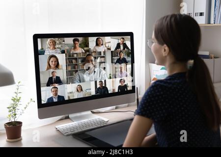 Jeune employé indépendant qui parle à une équipe d'affaires diversifiée Banque D'Images