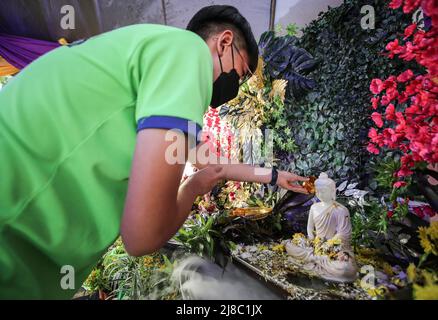 Un dévot est vu laver la statue de Bouddha pendant le Wesak Day au temple de Maha Vihara. Wesak, ou épeautre comme Vesak, également connu sous le nom de Bouddha Purnima ou jour de Bouddha, est un jour célébré par les bouddhistes dans le monde entier pour honorer la naissance, l'illumination et le passage du Seigneur Bouddha il y a 2 550 ans. Banque D'Images