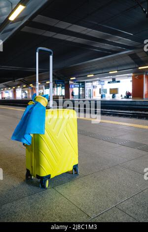 valise jaune avec drapeau ukrainien à la gare d'immigration réfugié Banque D'Images