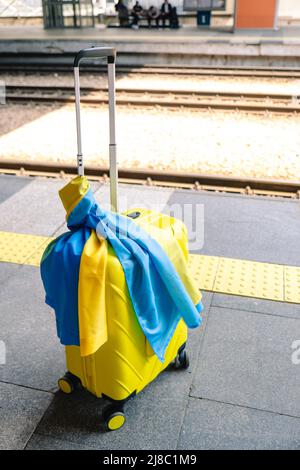 valise jaune avec drapeau ukrainien à la gare d'immigration réfugié Banque D'Images