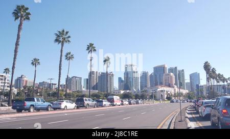 Voitures et palmiers sur le bord de l'eau Harbor Drive, gratte-ciel dans le centre-ville, horizon ou paysage urbain en Californie, États-Unis. Trafic et architecture sur la côte. Civic Center, Administration de San Diego. Banque D'Images