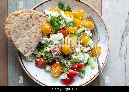 Salade simple de feta, tomate, oignon et concombre avec pain pita Banque D'Images