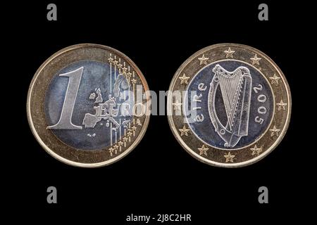 Une pièce d'un euro d'Irlande (Eire) datée de 2005 qui montre la harpe celtique irlandaise sur le dos découpé et isolé sur un fond noir Banque D'Images