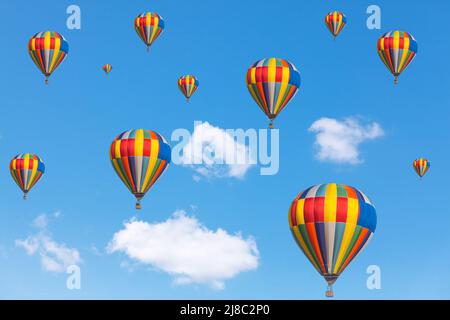 Ballons d'air chaud volant au ciel bleu . Un voyage fantastique en avion. Voler entre les nuages Banque D'Images