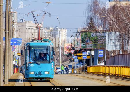 Le tramway se déplace le long des rails de la rue Chapaev à Minsk. Le modèle du tramway AKSM-60102 de la production biélorusse Banque D'Images