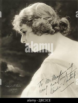 ANITA STEWART vers 1918 Portrait de CAMPBELL STUDIOS 38 Fifth Avenue New York signé à son nouveau partenaire d'affaires LOUIS B. MAYER publicité pour Anita Stewart Productions / Louis B. Mayer Productions Banque D'Images