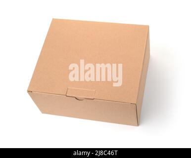 Boîte en carton marron vierge isolée sur blanc Banque D'Images