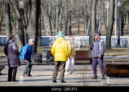 Minsk, Bélarus - 25 mars 2022 : les personnes âgées font des exercices de respiration dans le parc. Aînés actifs Banque D'Images