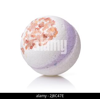 Bombe de bain bouillonnante aromatique isolée sur blanc Banque D'Images