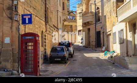 Un poste téléphonique poussiéreux dans une rue poussiéreuse. Banque D'Images