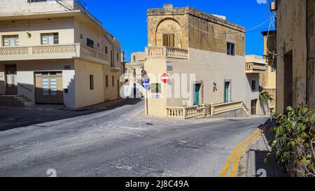 Une fourche dans la route au bout de la place Banque D'Images