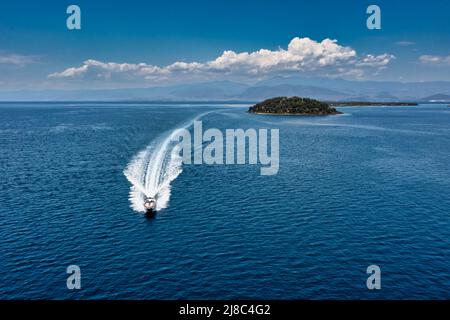 Accélérez le mouvement du bateau sur la vue du dessus de l'eau. Vitesse de l'eau de la vague du hors-bord. Mouvement hors-bord sur l'eau. Hors-bord sur l'eau bleu foncé vie aérienne Banque D'Images