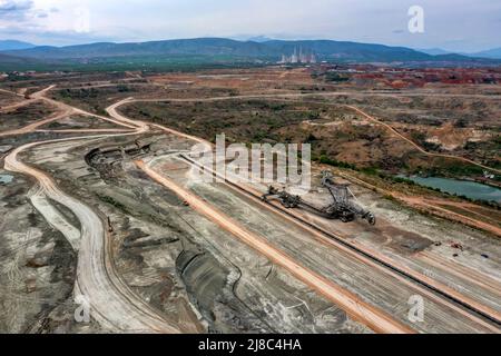 Vue sur la mine de lignite opencast dans la zone d'extraction de lignite près de Ptolemaida, Grèce. Vue aérienne Banque D'Images