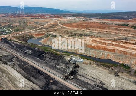 Vue sur la mine de lignite opencast dans la zone d'extraction de lignite près de Ptolemaida, Grèce. Vue aérienne Banque D'Images