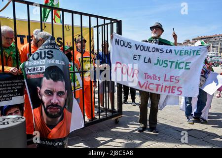 Un manifestant tient une bannière tout en chantant des slogans pendant la démonstration. Des centaines de membres de la diaspora algérienne marchent à Marseille contre la dictature militaire dans leur pays. Banque D'Images