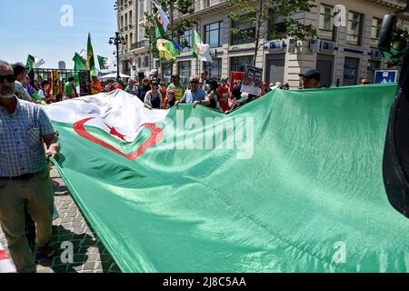 Les manifestants détiennent un grand drapeau algérien pendant la manifestation. Des centaines de membres de la diaspora algérienne marchent à Marseille contre la dictature militaire dans leur pays. Banque D'Images