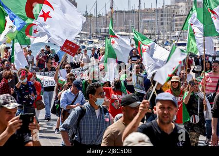 Les manifestants branle des drapeaux algériens pendant la manifestation. Des centaines de membres de la diaspora algérienne marchent à Marseille contre la dictature militaire dans leur pays. (Photo de Gerard Bottino / SOPA Images / Sipa USA) Banque D'Images