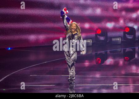 Turin, Italie. 14th mai 2022. Le chanteur britannique Sam Ryder entre sur scène de la Grande finale du Concours Eurovision de la chanson 2022 avec drapeau national. Credit: Marco Destefanis / Alamy Live News Banque D'Images